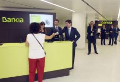 El Presidente de Bankia, Jos&eacute; Ignacio Goirigolzarri, tras su visita,sale de la remodelada oficina de la entidad en la calle Pintor Gisbert. 