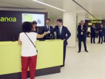 El Presidente de Bankia, Jos&eacute; Ignacio Goirigolzarri, tras su visita,sale de la remodelada oficina de la entidad en la calle Pintor Gisbert. 