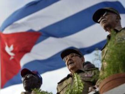 En la imagen, el presidente cubano, general Raúl Castro (c), acompañado por el secretario general de la Central de Trabajadores de Cuba (CTC), el sindicato único, Salvador Valdés (i), y el vicepresidente Juan Almeida, durante el desfile del Día del Trabajo, el pasado 1 de mayo de 2008. EFE/Archivo