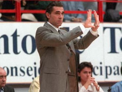 Scariolo dirigiendo a su equipo desde el banquillo.