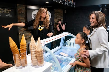 La vicepresidenta Kamala Harris asiste a la inauguración de una heladería de la modelo y empresaria Tyra Banks