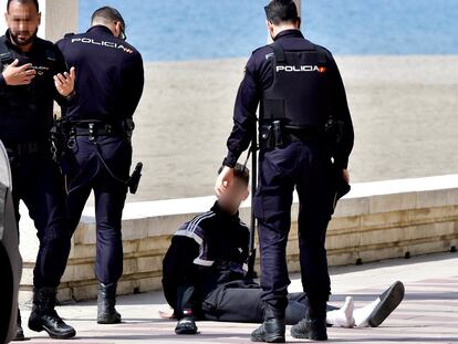 Miembros del Cuerpo Nacional de la Policía detienen a un ciclista en el paseo marítimo de Almería los primeros días tras la declaración del estado de alarma, en marzo de 2020.