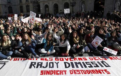 Estudiantes piden la dimisión de Rajoy durante la protesta en Barcelona.