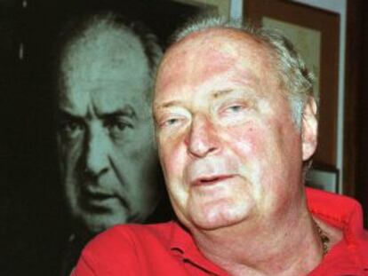 Dimitri Nabokov en 1999, ante un retrato de su padre.