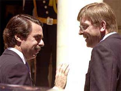 José María Aznar y el primer ministro belga, Guy Verhofstadt, en el palacio de la Moncloa.