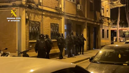 Agentes de la Guardia Civil, instantes antes de detener a un presunto yihadista en Barcelona dentro de la Operación Kerkoporta.