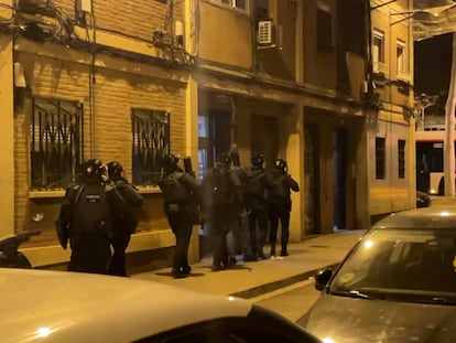 Agentes de la Guardia Civil, instantes antes de detener a un presunto yihadista en Barcelona dentro de la 'Operación Kerkoporta', en un imagen facilitada por el instituto armado.