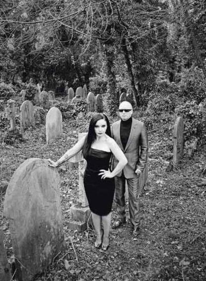 Alaska y Nacho Canut en el cementerio de Highgate (Londres).