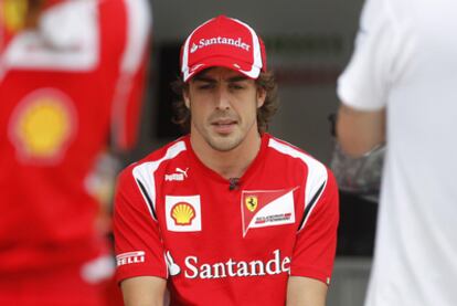 Fernando Alonso en el padock de Sepang.