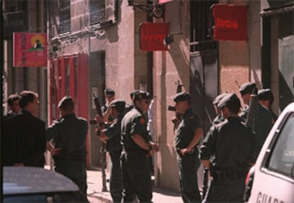 Agentes de la Guardia Civil, el martes pasado 14 de mayo, ante el piso de la calle de Piamonte en el que fue hallado el arsenal del <b></b><i>comando Madrid.</i>