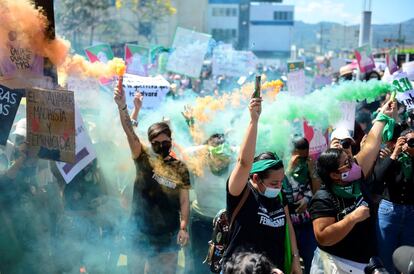 Manifestantes contra los feminicidios en San Salvador, El Salvador.