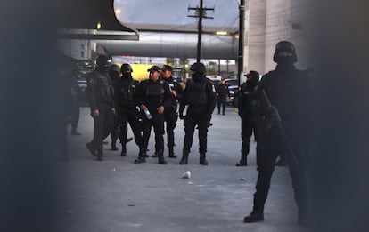 Miembros de la Fuerza Civil resguardan los accesos al penal de Topo Chico de Monterrey, tras el motín.
