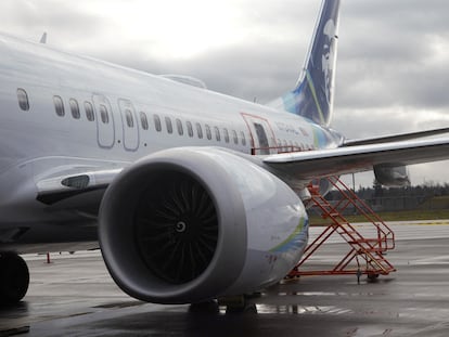 El avión Boeing 737-9 MAX de la aerolínea Alaska Airlines tras el aterrizaje de emergencia en Portland, Oregon, el 7 de enero de 2024.