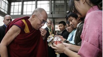 Varios niños reciben al Dalai Lama a su llegada a Washington.