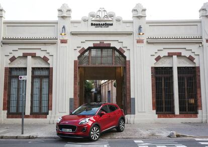 El nuevo Ford Puma es una nueva especie híbrida con distintivo ‘Eco’, gracias a sus innovadores motores EcoBoost que reducen notablemente las emisiones. En otras palabras, el mejor aliado para recorrer la ciudad sin límites. Aquí, a las puertas de Bombas Gens, el centro cultural que ha revolucionado Valencia.