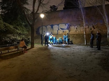 Los sanitarios atienden al niño 13 años, anoche en Carabanchel.