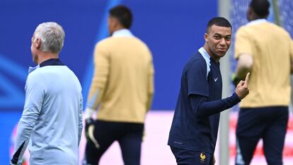 Kylian Mbappé durante el último entrenamiento de Francia antes de enfrentar a Portugal.