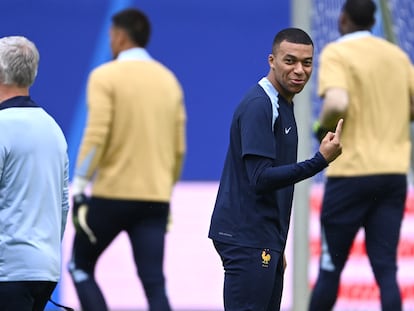 Kylian Mbappé durante el último entrenamiento de Francia antes de enfrentar a Portugal.