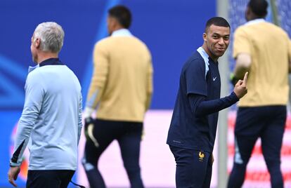 Kylian Mbappé durante el último entrenamiento de Francia antes de enfrentar a Portugal.