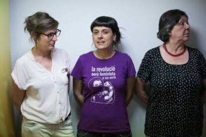 Mireia Vehí, Anna Gabriel y Gabriela Serra, en el Parlament, en una imagen de archivo.