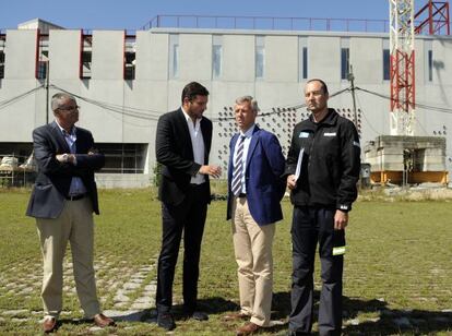 El vicepresidente gallego, Alfonso Rueda, con corbata, durante una visita al edificio de A Estrada cuando estaba en obras.