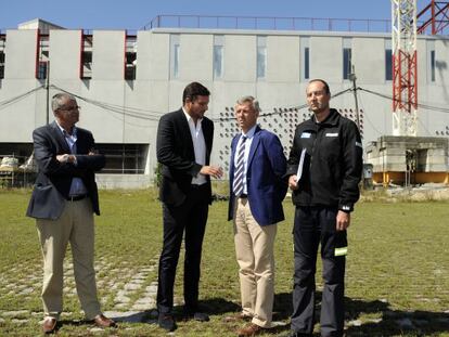 El vicepresidente gallego, Alfonso Rueda, con corbata, durante una visita al edificio de A Estrada cuando estaba en obras.