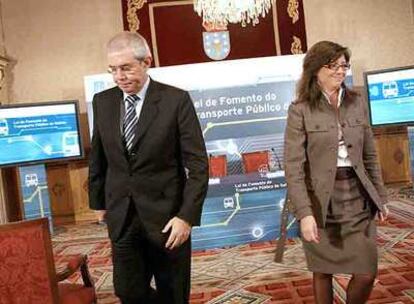 Emilio Pérez Touriño y María José Caride, ayer en la presentación de la ley del transporte público.