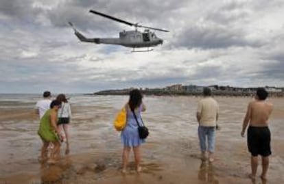 Un Helicóptero Bell 212, del ejercito español durante su exhibicion del simulacro de rescate de rehenes a cargo de comandos de la Armada que desembarcaron en el arenal de San Lorenzo para liberar a los prisioneros y enfrentarse a los terroristas que les tenían retenidos.