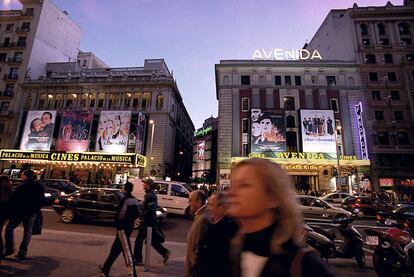 La Gran Vía de Madrid en la época en que era una arteria llena de suntuosas salas de cine. Ya pasó.