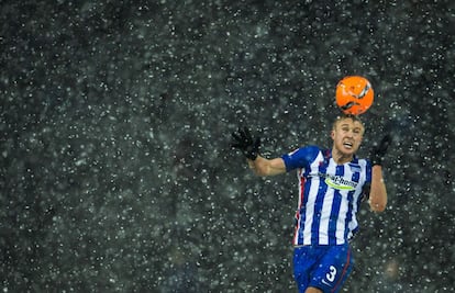 Per Skjelbred golpea la pelota de cabeza bajo una intensa nevada en el Olimpiastadion de Berlín en el partido entre el Hertha y el Hoffenheim.