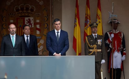 El presidente del Gobierno, Pedro Sánchez (en el centro), junto al presidente del Senado, Pedro Rollán (primero por la izquierda), y el ministro de Agricultura, Luis Planas (segundo por la izquierda).