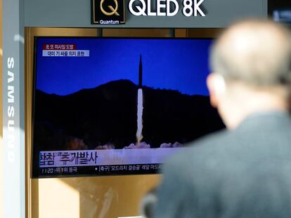 Un hombre mira una pantalla de televisión en Seúl en la que se informa sobre el nuevo lanzamiento de misiles norcoreanos