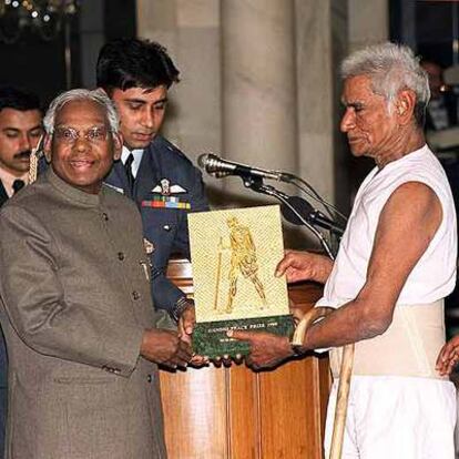 Baba Amte, a la derecha, recibe el Premio Gandhi en 1999.