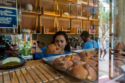 Pan de muerto en la panadería BOU.