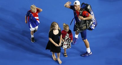 Lleyton Hewitt abandona la pista con sus tres hijos.