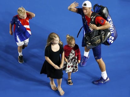 Lleyton Hewitt abandona la pista con sus tres hijos. 