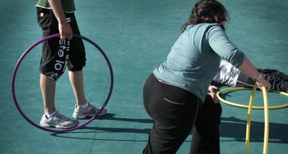 Niños con problemas de obesidad hacen ejercicios físicos en un programa específico en el Hospital General de Valencia.
