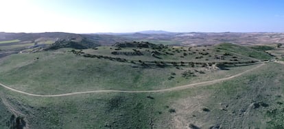 Vista desde un dron del yacimiento de Carissa Aurelia, entre Bornos y Espera (Cádiz), donde se aprecian restos arqueológicos en la parte alta de la ladera.