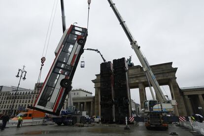 Instalación de 'Monument' frente a la Puerta de Brandenburgo, Berlín. La obra pretende atraer la atención hacia la guerra en Siria y consiste en tres autobuses de transporte público colocados en vertical de la misma manera que fueron utilizados para proteger a la población siria de los francotiradores en Aleppo.