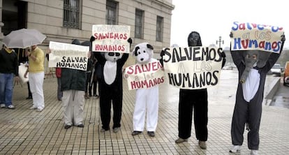 Protesta antiabortista ante el Senado uruguayo.