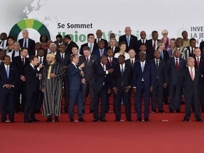 Momentos previos a la foto de familia de la cumbre entre la Unión Europea y Africana en Costa de Marfil.