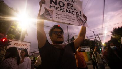 A protest against the agreement signed between Airbnb and the Government of Mexico City, on November 17.