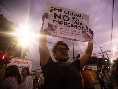 Una protesta por el convenio firmado entre Airbnb y el Gobierno de Ciudad de México, el 17 de noviembre.