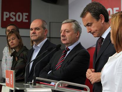 Zapatero, durante su comparecencia. A su lado, Blanco, Chaves, Salgado (tapada), Pajín y Alonso. A la derecha, Valenciano.