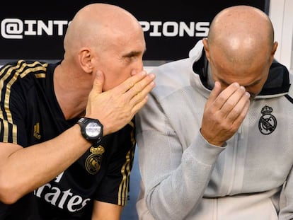 David Bettoni, segundo entrenador, y Zidane hablan durante la derrota contra el Atlético.