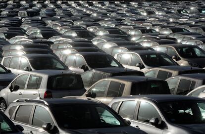 Vehículos estacionados en una factoría cerca de Toulouse (Francia).