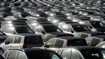 Vehículos estacionados en una factoría cerca de Toulouse (Francia).