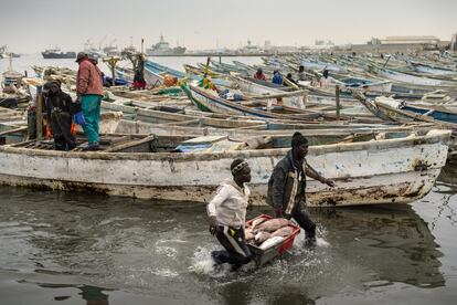 Trabajadores en el puerto pesquero de Nuadibú, la gran ciudad del norte de Mauritania y principio de esta ruta.