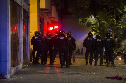 Agents del Mossos d'Esquadara preparats per intervenir davant dels aldarulls que es van produir aquest dilluns a la nit pels carrers del barri de Gràcia, a Barcelona.