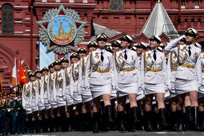 Mujeres rusas durante el desfile militar del día de la victoria en la Plaza Roja de Moscú, Rusia.